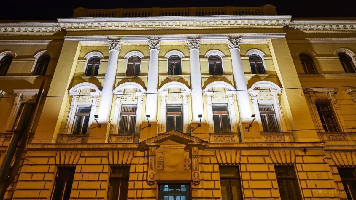 poze noapte clădire veche Oradea renovată