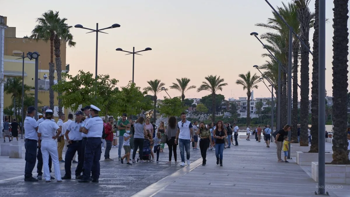 oameni apus port brinidisi
