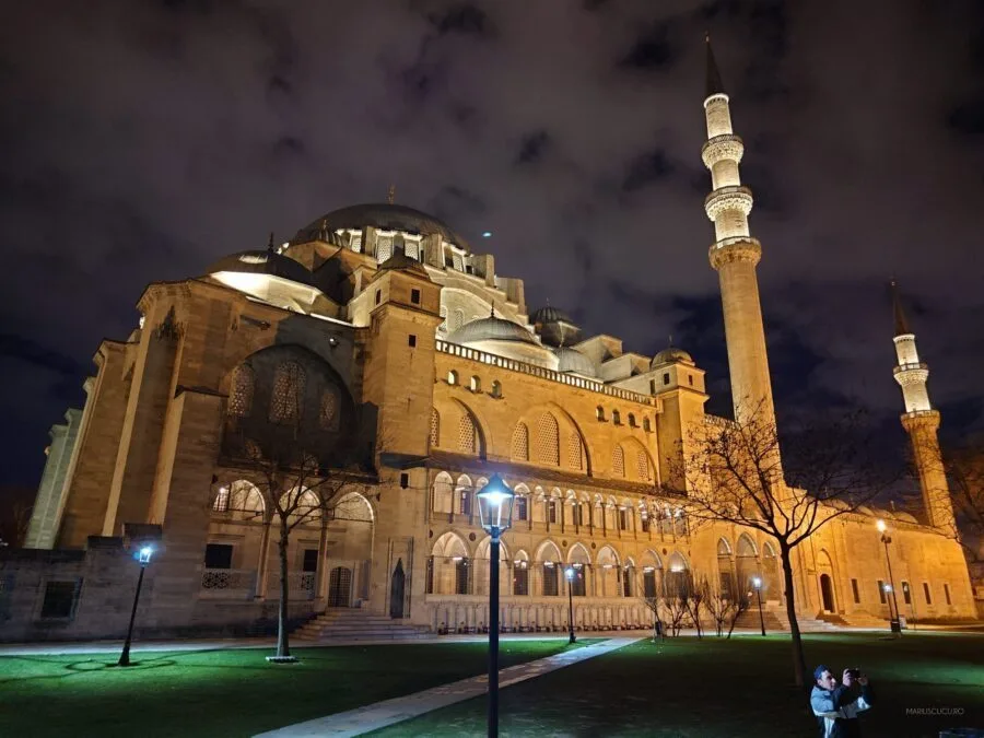 moschee luminata seara