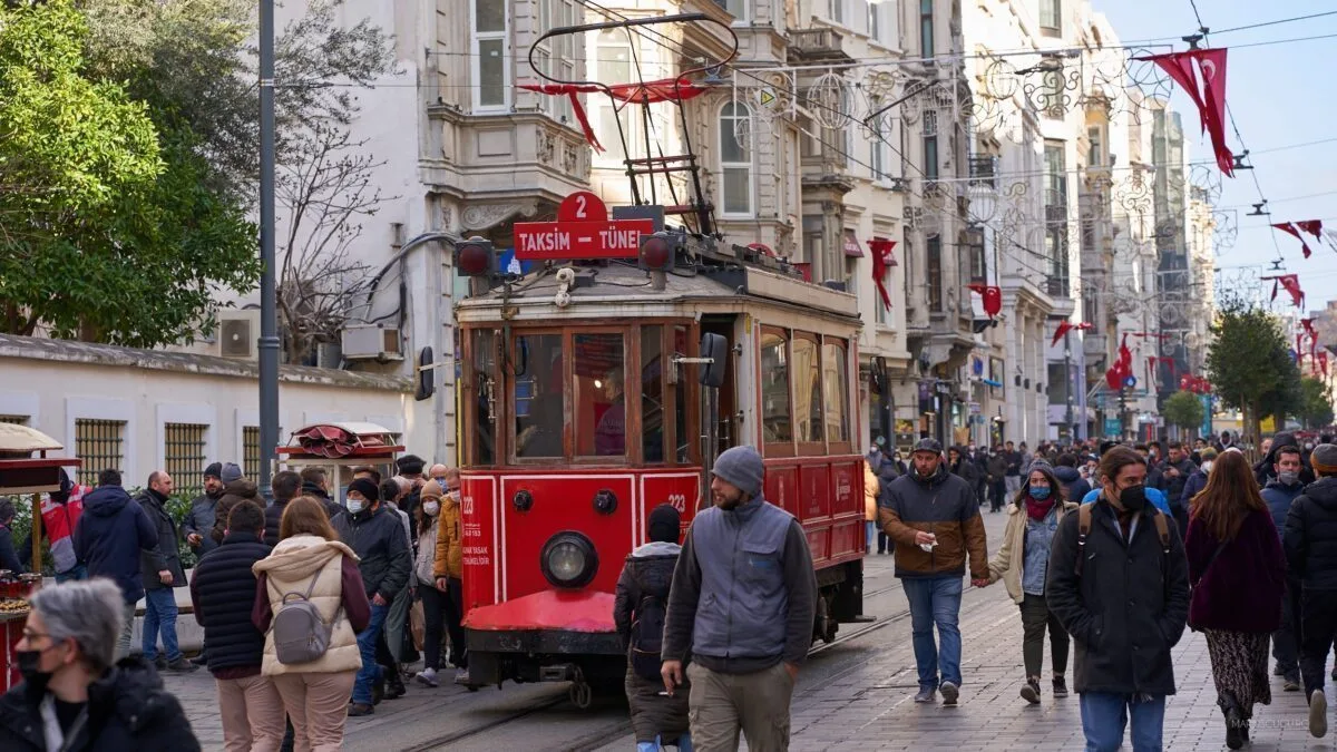 oameni strada pietonala istanbul