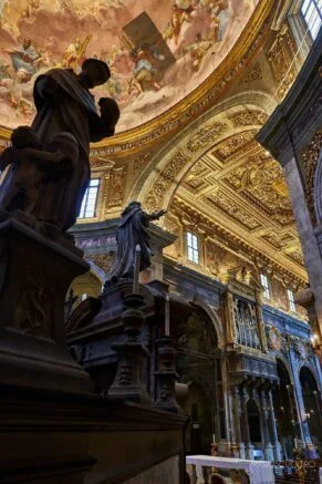 biserica interior opulenta