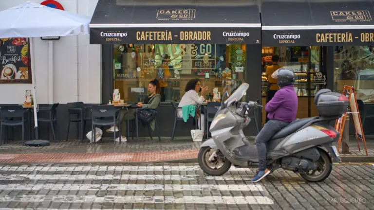 oameni cafea trecere
