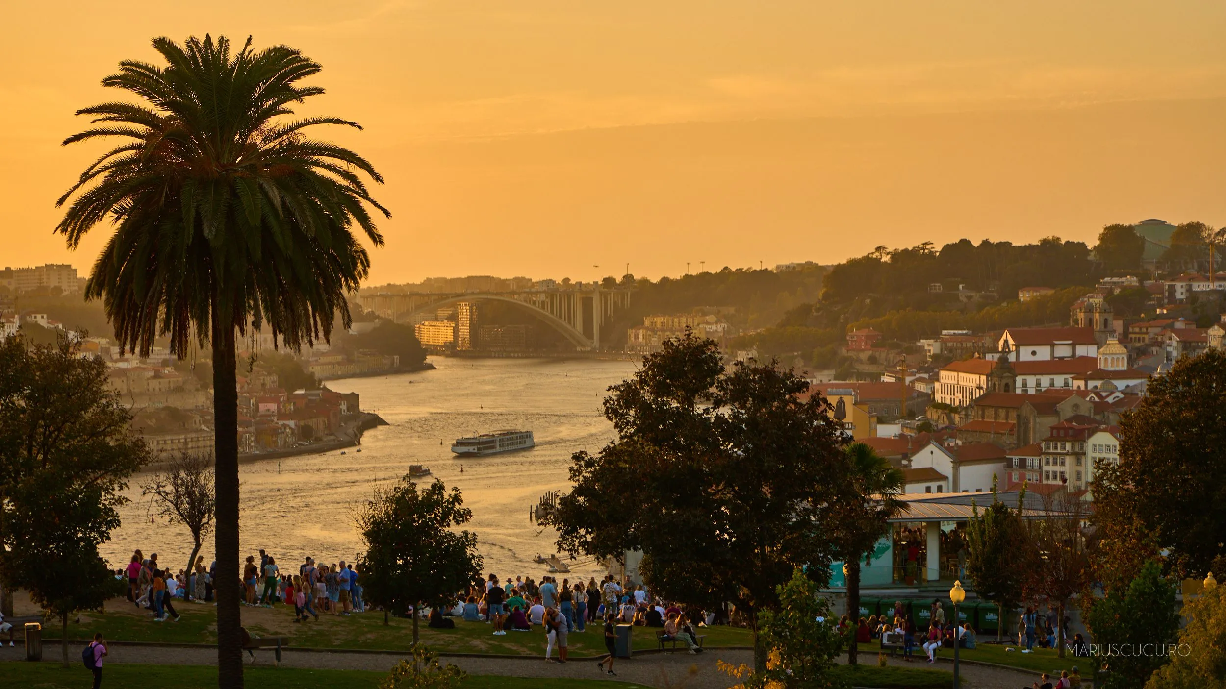 oameni apus porto