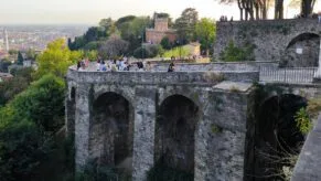 oameni bergamo apus
