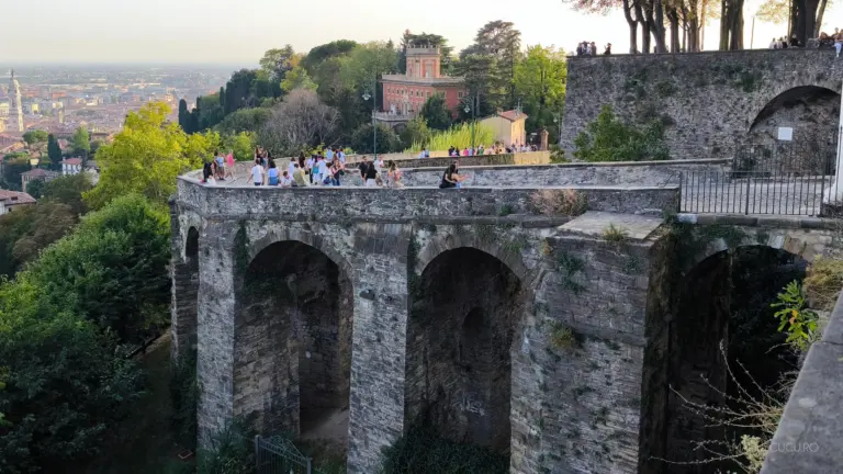 oameni bergamo apus