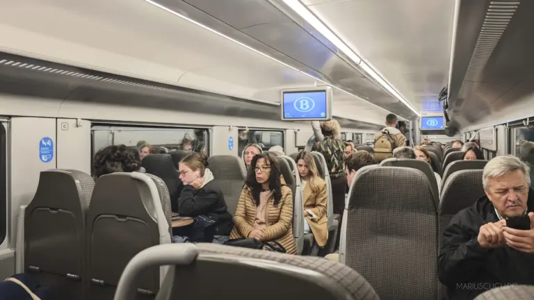 oameni tren belgia