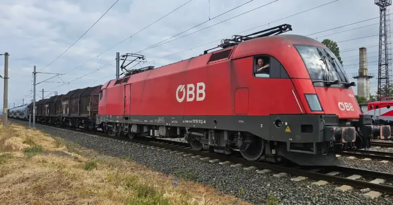 Tren PESA 9