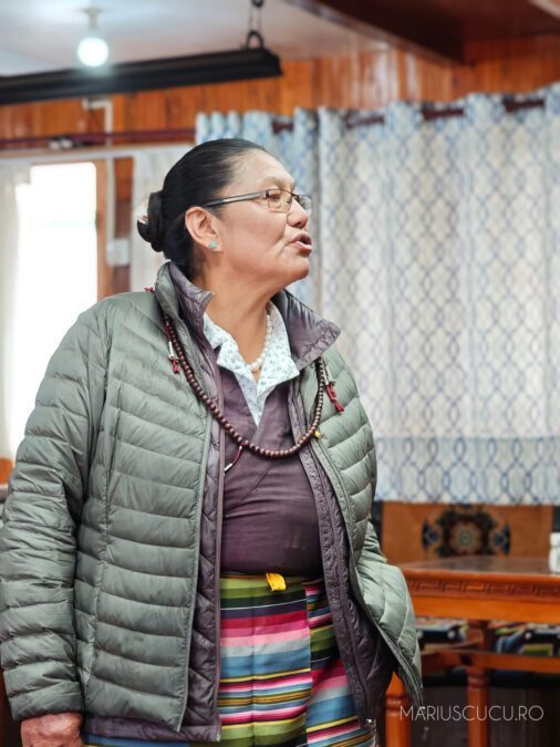 femeie nepal interior