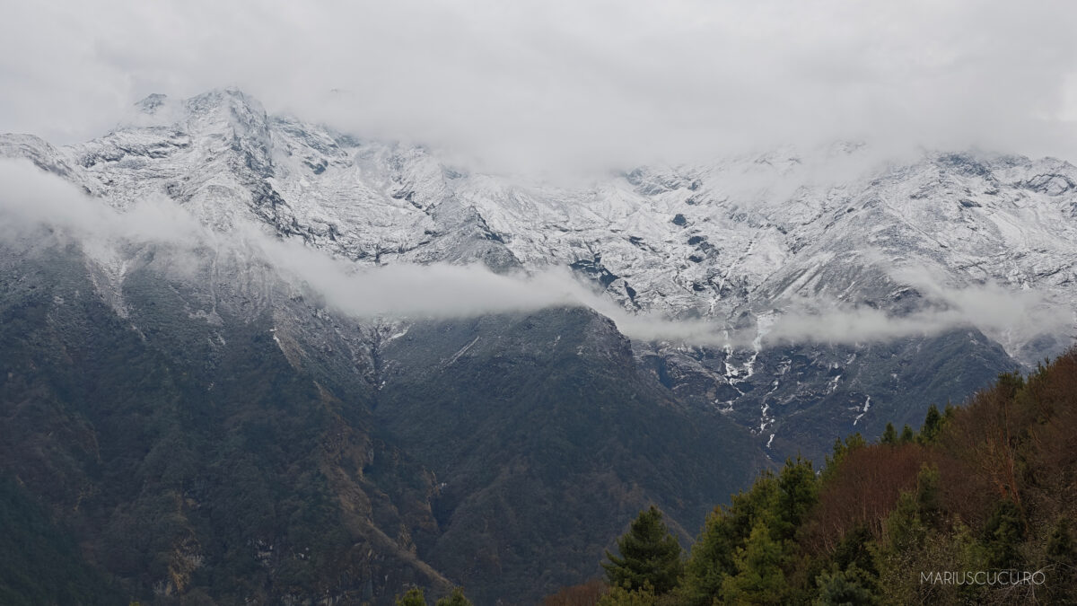 munti inghetati nepal