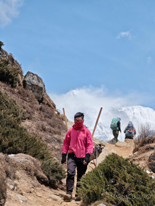 oameni nepal carare hymalaia
