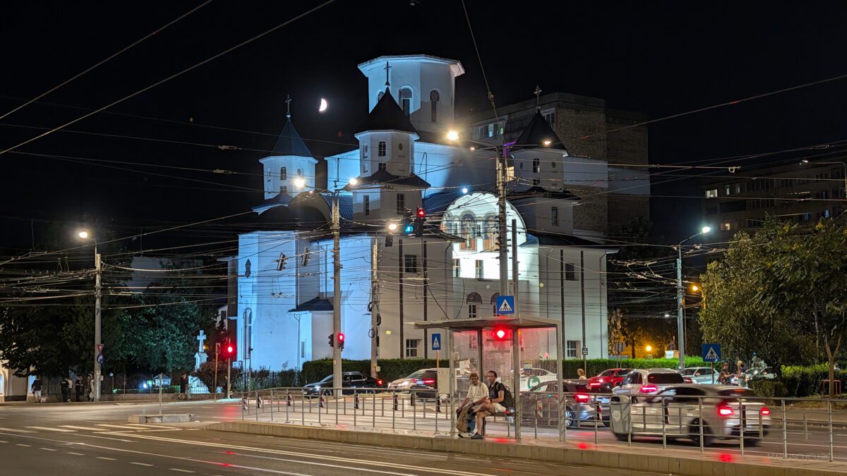 biserica noapte pixel 11 pro